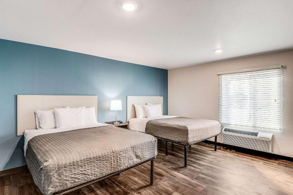 Queen Room with Two Queen Beds and Tub - Accessible/Non-Smoking interior
