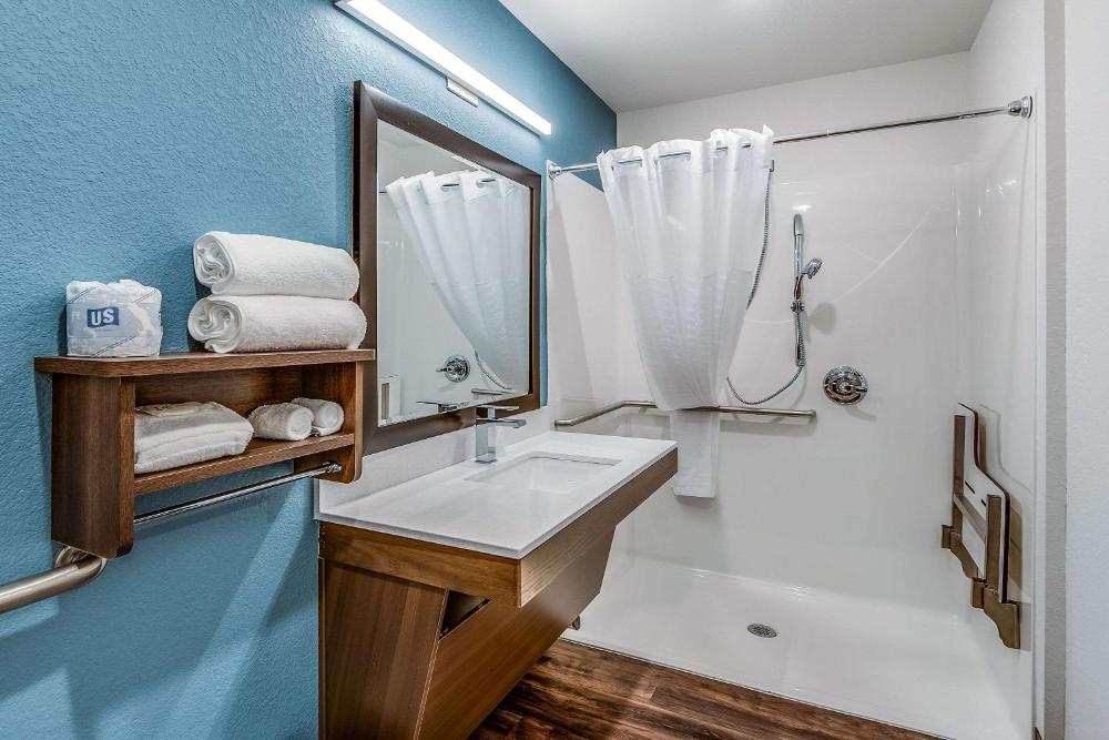 Queen Room with Roll-In Shower - Accessible/Non-Smoking interior