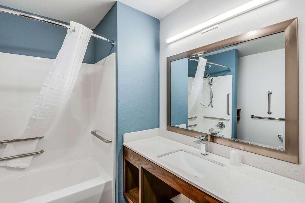 King Room with tub - Accessible/Non-Smoking interior